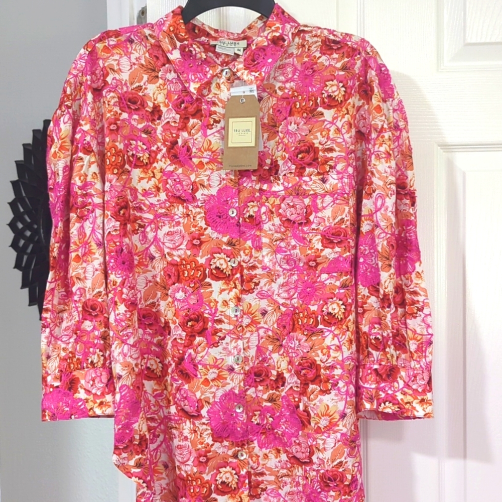 Tru Luxe Jeans Button Down Beautiful Floral and Detailed Stitching Medium Shirt
